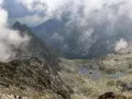 Widok na szlak turystyczny i jeziora w Tatrach, w oddali majaczy schronisko pod Rysami.
