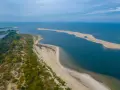 Piaszczyste plaże i zieleń tworzą malowniczy krajobraz, typowy dla nadmorskich miejscowości Polski.
