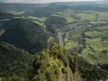 Widok z góry na dolinę Dunajca, miasteczko i zielone wzgórza. Trzy Korony zachwycają, a pytanie "ile się idzie" nabiera sensu, patrząc na tę panoramę.