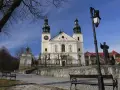 Kalwaria Zebrzydowska klasztor z wieżami i placem.