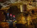 Zwiedzający w kopalni srebra w Tarnowskich Górach podziwiają historyczne szyby i drewniane wiadra.