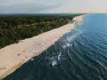 Jastrzębia Góra atrakcje: szeroka plaża, las na klifie i Bałtyk. Idealne miejsce na wypoczynek.