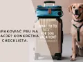 Uśmiechnięty pies obok walizki i torby podróżnej. Tekst: "Co spakować psu na wakacje? Konkretna checklist." Idealny przewodnik na wakacje z psem.