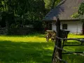 Co to jest agroturystyka? To urokliwy domek z tradycyjną strzechą, drewniany wóz i zielona trawa. Idealne miejsce na odpoczynek od miejskiego zgiełku.