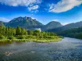 Malowniczy Dunajec w Pieninach, idealne miejsce na wakacje. Góry, lasy i błękitne niebo tworzą bajkowy krajobraz.