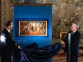 Uroczyste odsłonięcie obrazu Jana Matejki w Krakowie. Dzieło "Hołd Pruski" prezentowane jest na błękitnej ścianie.