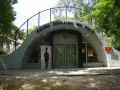 Wejście do Muzeum Górnictwa Rud Żelaza. Przed budynkiem stoi wielkoformatowy portret górnika.