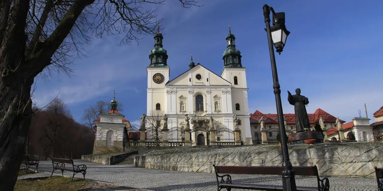 Kalwaria Zebrzydowska klasztor z wieżami i placem.