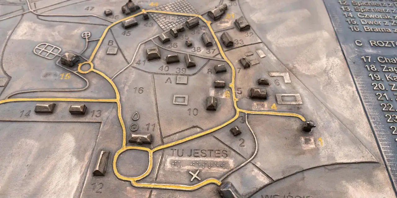 Mapa reliefowa Muzeum Wsi Lubelskiej z zaznaczoną trasą zwiedzania i punktem "Tu jesteś".