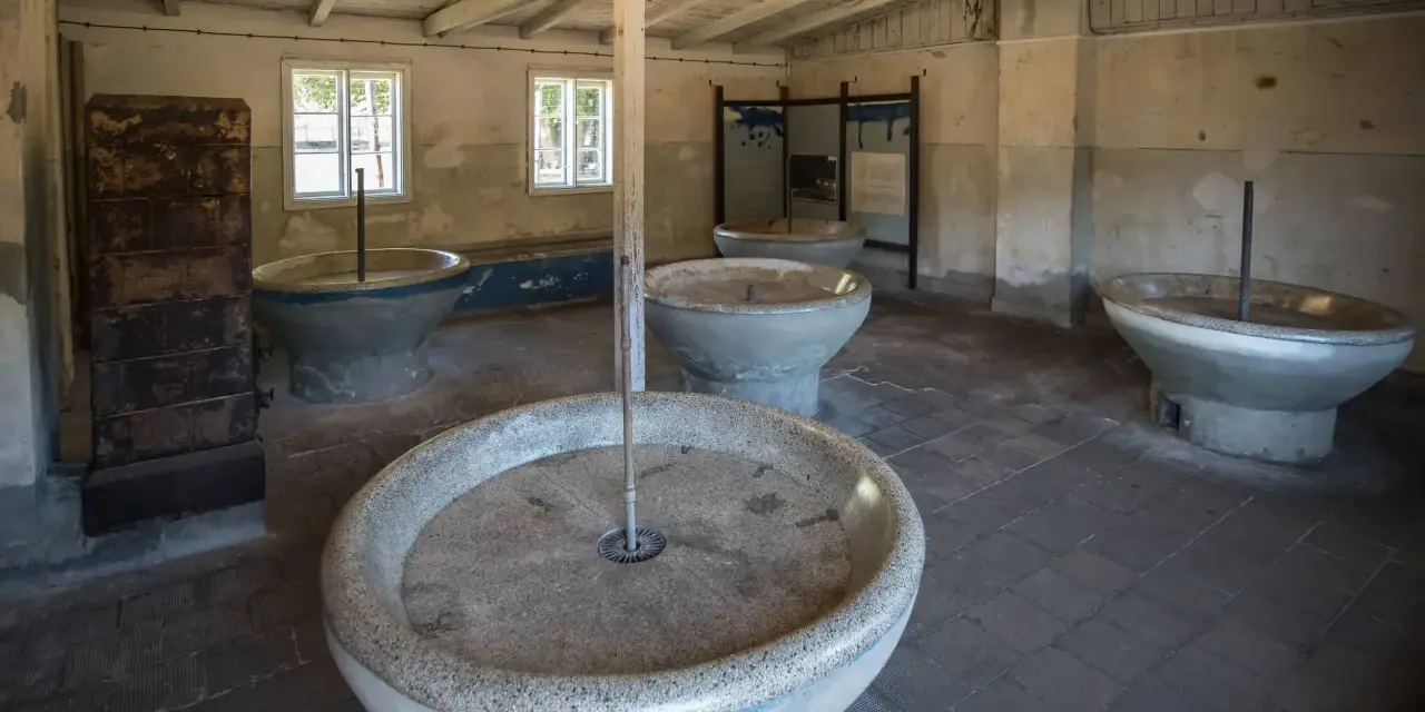 Wnętrze muzeum Stutthof z kamiennymi kadziami, które służyły do prania.