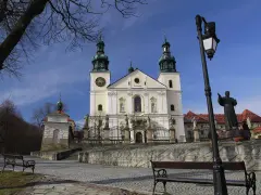 Kalwaria Zebrzydowska klasztor z wieżami i placem.