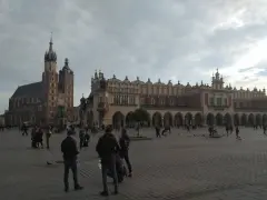 Spacer po Rynku Głównym, sercu historycznego centrum Krakowa. W tle Bazylika Mariacka i Sukiennice.