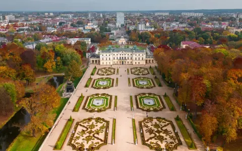 Pałac Branickich w Białymstoku, idealny na weekendowe zwiedzanie. Jesienne barwy otaczającego parku dodają uroku.