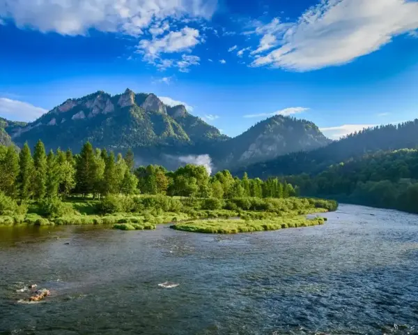 Malowniczy Dunajec w Pieninach, idealne miejsce na wakacje. Góry, lasy i błękitne niebo tworzą bajkowy krajobraz.