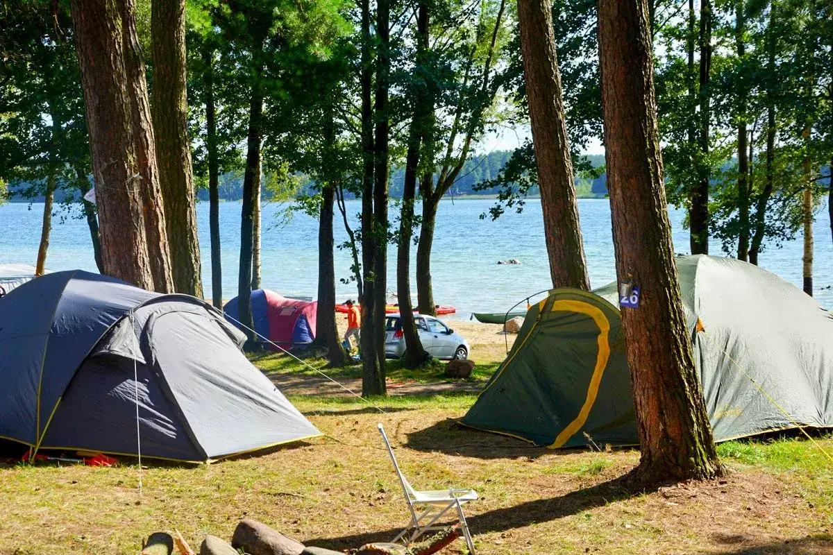 Namioty rozbite nad jeziorem, idealne na mazury pod namiot. Słońce, woda i spokój.