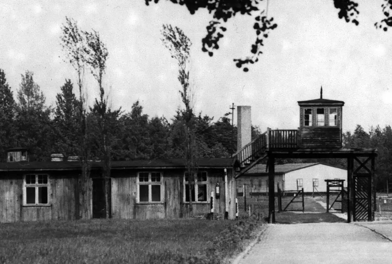 Obóz koncentracyjny Stutthof. Drewniane baraki i wieża strażnicza.