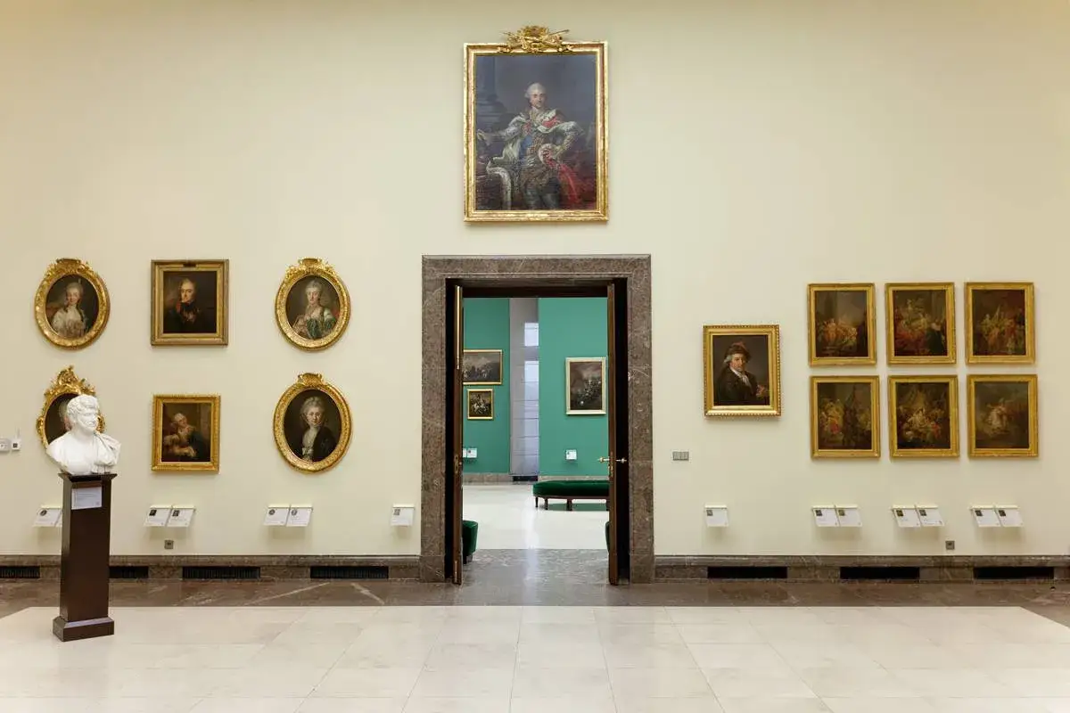 W krakowskiej galerii podziwiać można obrazy Matejki. Wnętrze zdobią portrety i sceny historyczne w złotych ramach.