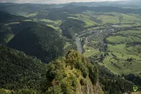 Widok z góry na dolinę Dunajca, miasteczko i zielone wzgórza. Trzy Korony zachwycają, a pytanie "ile się idzie" nabiera sensu, patrząc na tę panoramę.