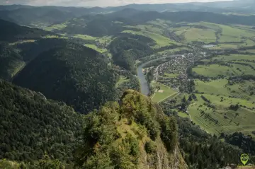 Widok z góry na dolinę Dunajca, miasteczko i zielone wzgórza. Trzy Korony zachwycają, a pytanie "ile się idzie" nabiera sensu, patrząc na tę panoramę.