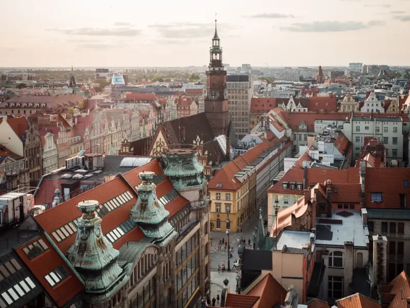 Widok na Wrocławskie kamienice i wieżę ratuszową. Idealne miejsce, by zobaczyć, co Wrocław ma do zaoferowania.