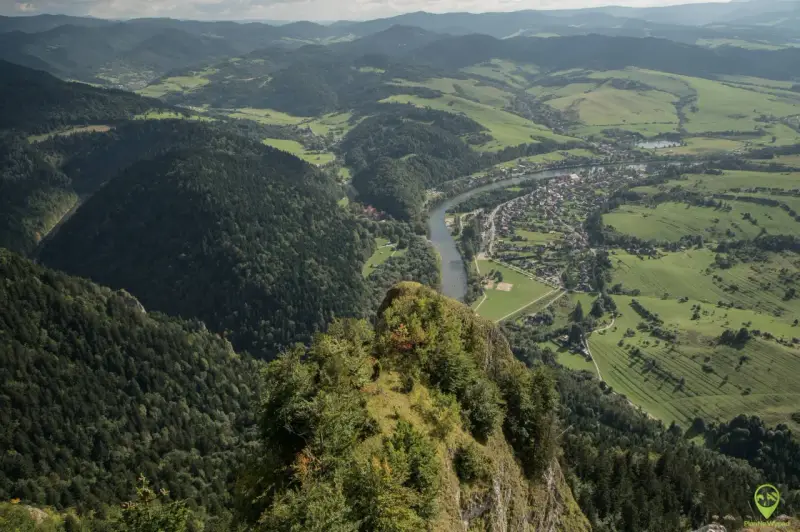 Widok z góry na dolinę Dunajca, miasteczko i zielone wzgórza. Trzy Korony zachwycają, a pytanie "ile się idzie" nabiera sensu, patrząc na tę panoramę.