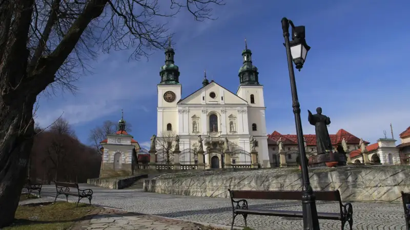 Kalwaria Zebrzydowska klasztor z wieżami i placem.